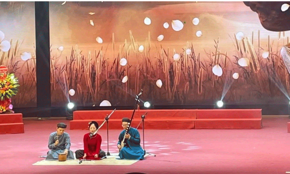 Biểu diễn tiết mục ca trù tại lễ kỷ niệm.