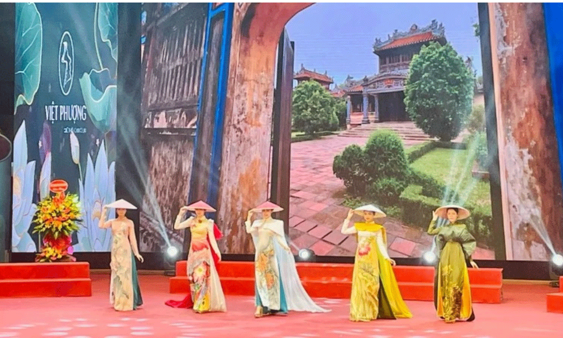 Trình diễn áo dài "Sắc màu di sản".