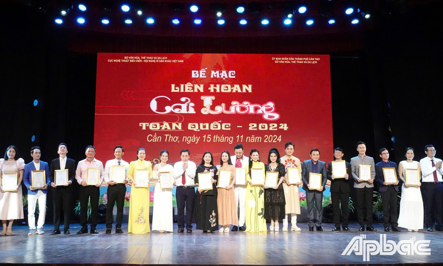  Nghệ sĩ Võ Huỳnh Mơ (bìa trái) nhận Huy chương vàng tại Liên hoan