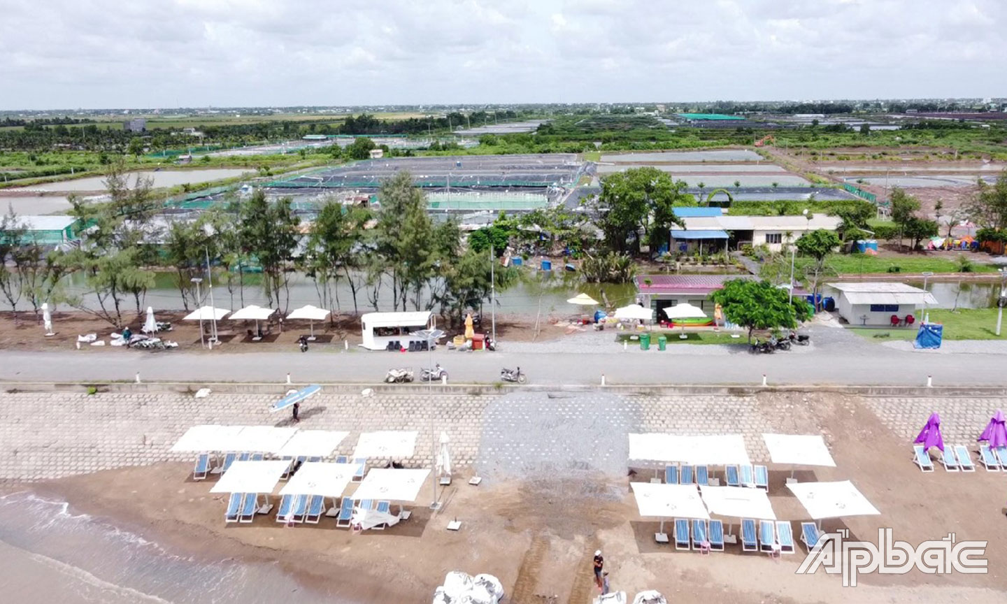 Bờ biển được cứng hóa, tạo điều kiện về cơ sở vật chất phục vụ cho hoạt động du lịch cặp tuyến đê biển. Ảnh: QUỐC TOÀN