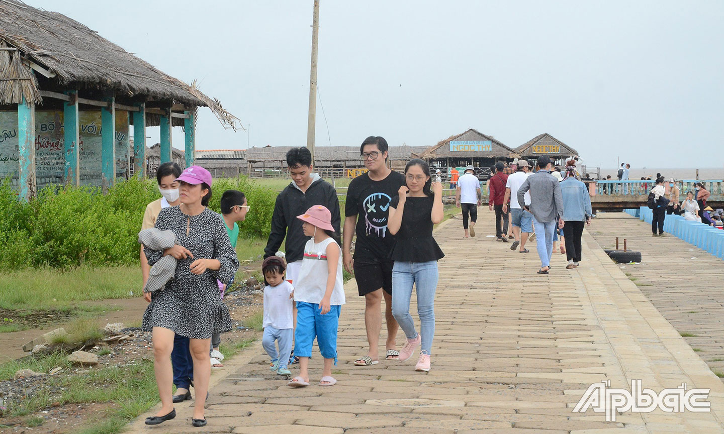 Du khách đến tham quan du lịch tại biển Tân Thành. Ảnh: MINH THÀNH