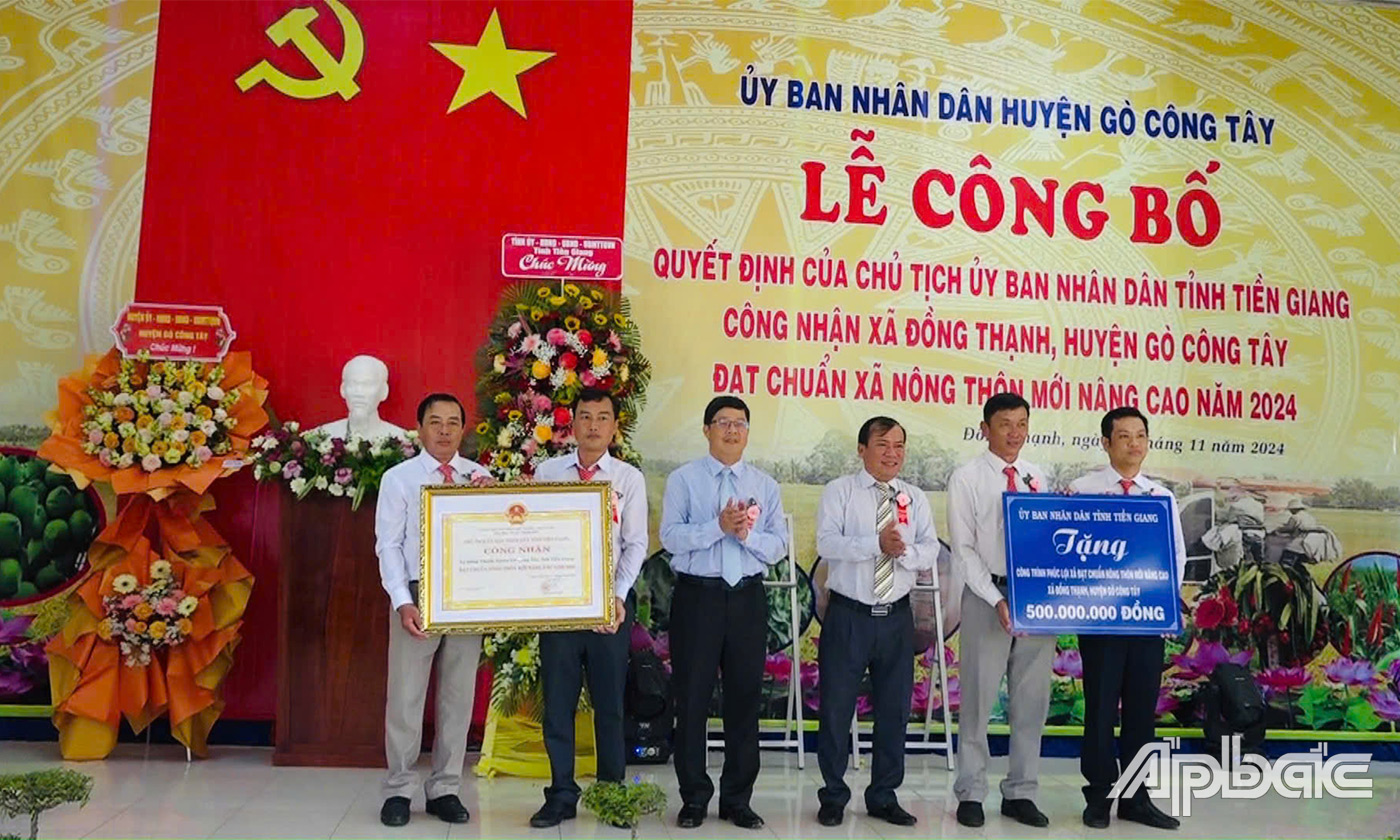 Trao Bằng công nhận xã đạt chuẩn NTM nâng cao và Bảng tượng trưng tặng công trình phúc lợi cho xã