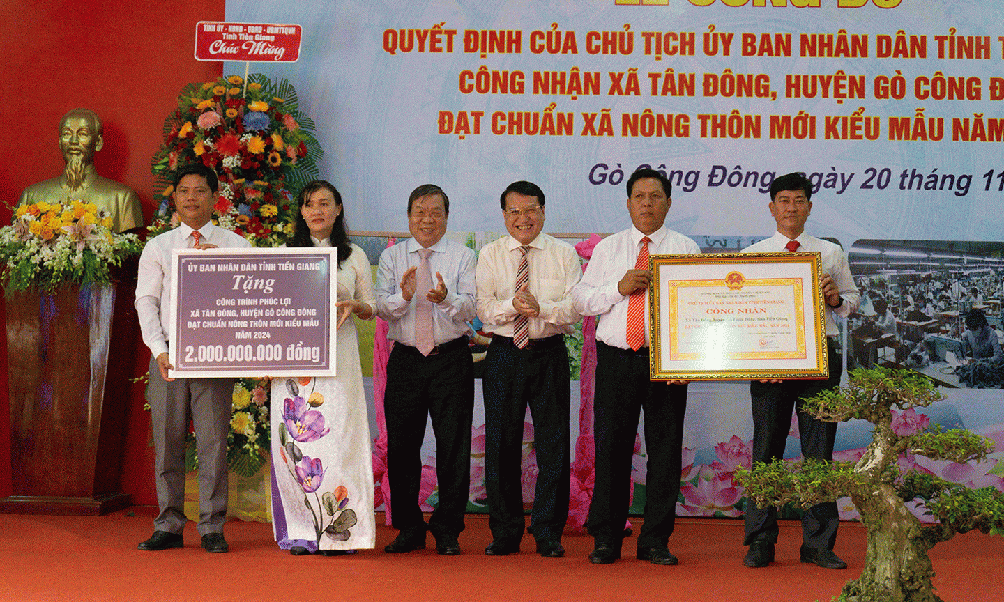 Đồng chí Nguyễn Ngọc Trầm và đồng chí Phạm Văn Trọng trao Bằng công nhận xã đạt chuẩn NTM kiểu mẫu và công trình phúc lợi trị giá 2 tỷ đồng cho xã Tân Đông.