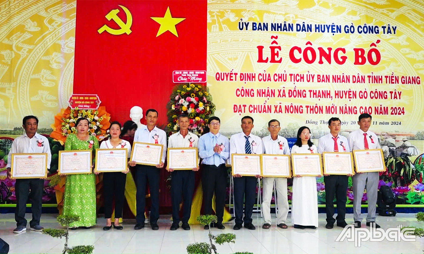 Đồng chí Trần Thanh Nguyên trao Bằng khen tại buổi lễ