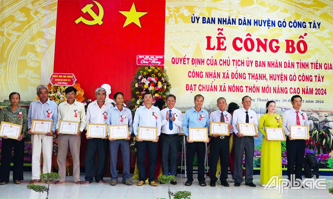 Phó Bí thư Huyện ủy, Chủ tịch UBND huyện Huỳnh Thanh Bình khen thưởng tại buổi lễ