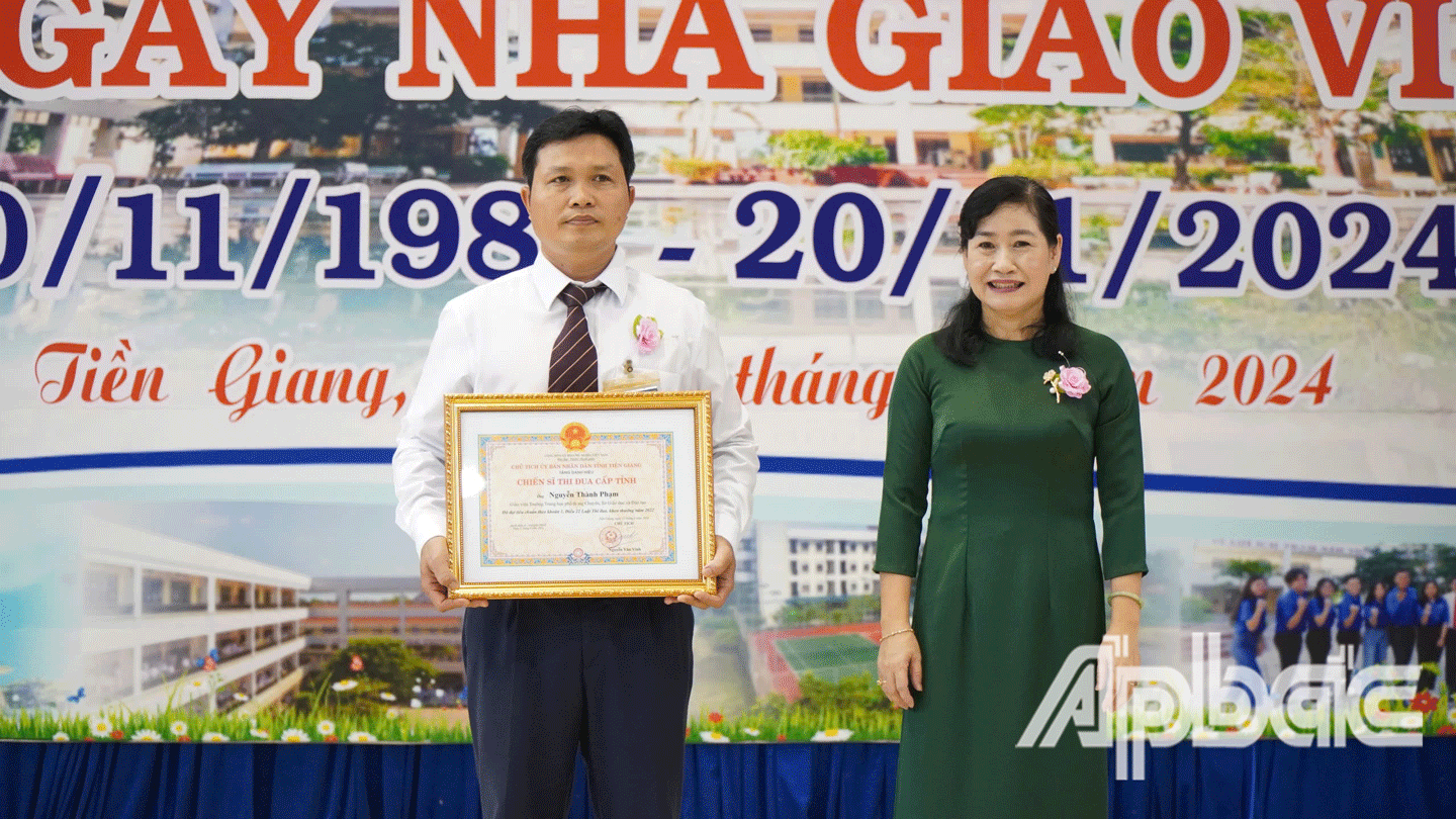 Đồng chí Châu Thị Mỹ Phương trao danh hiệu Chiến sĩ thi đua cho giáo viên Trường THPT Chuyên Tiền Giang. 