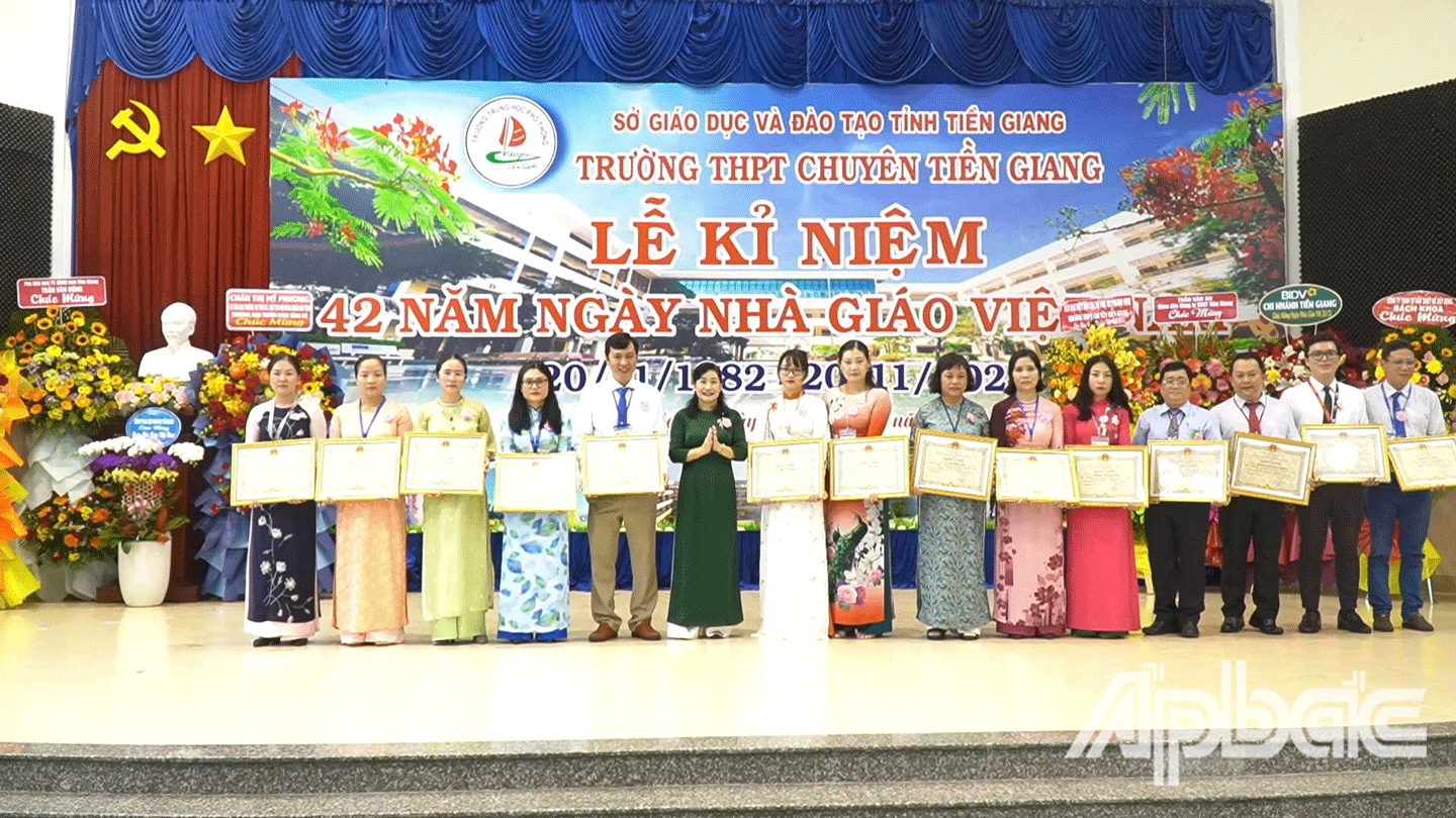 Đồng chí Châu Thị Mỹ Phương trao Bằng khen của UBND tỉnh Tiền Giang cho các cá nhân của trường. 