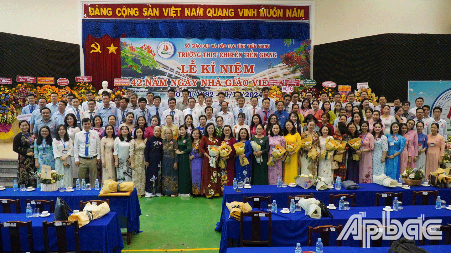 Các đại biểu chụp hình lưu niệm. 