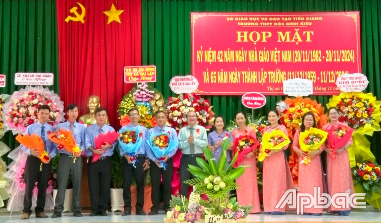 Chủ tịch UBND TX. Cai Lậy Trần Văn Thức trao Kỷ niệm chương Vì sự nghiệp Giáo dục và Đào tạo của Bộ Giáo dục và Đào tạo cho các cá nhân.