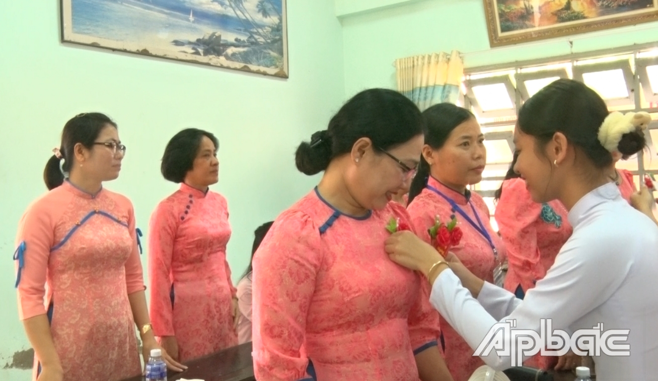 Học sinh cài hoa tri ân quý thầy cô giáo.