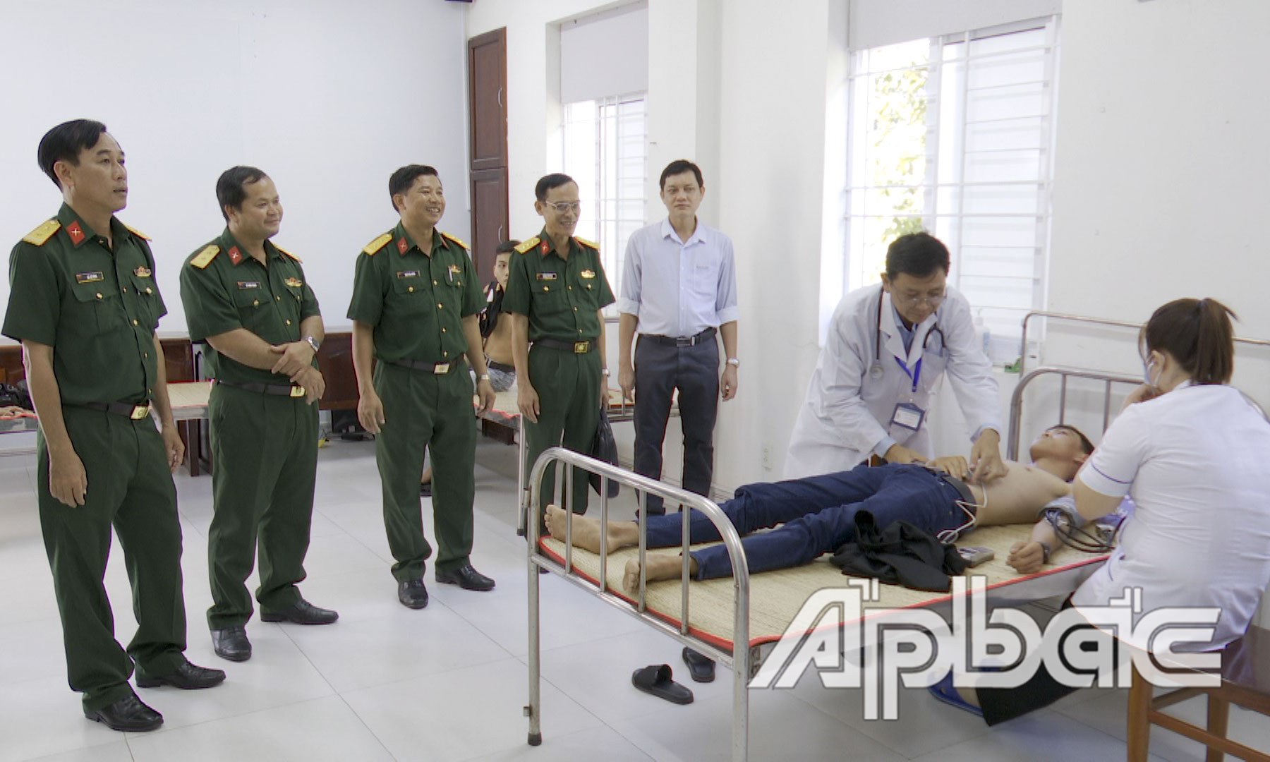 Đoàn kiểm tra Bộ CHQS tỉnh kiểm tra khám sức khỏe NVQS tại huyện Tân Phú Đông.