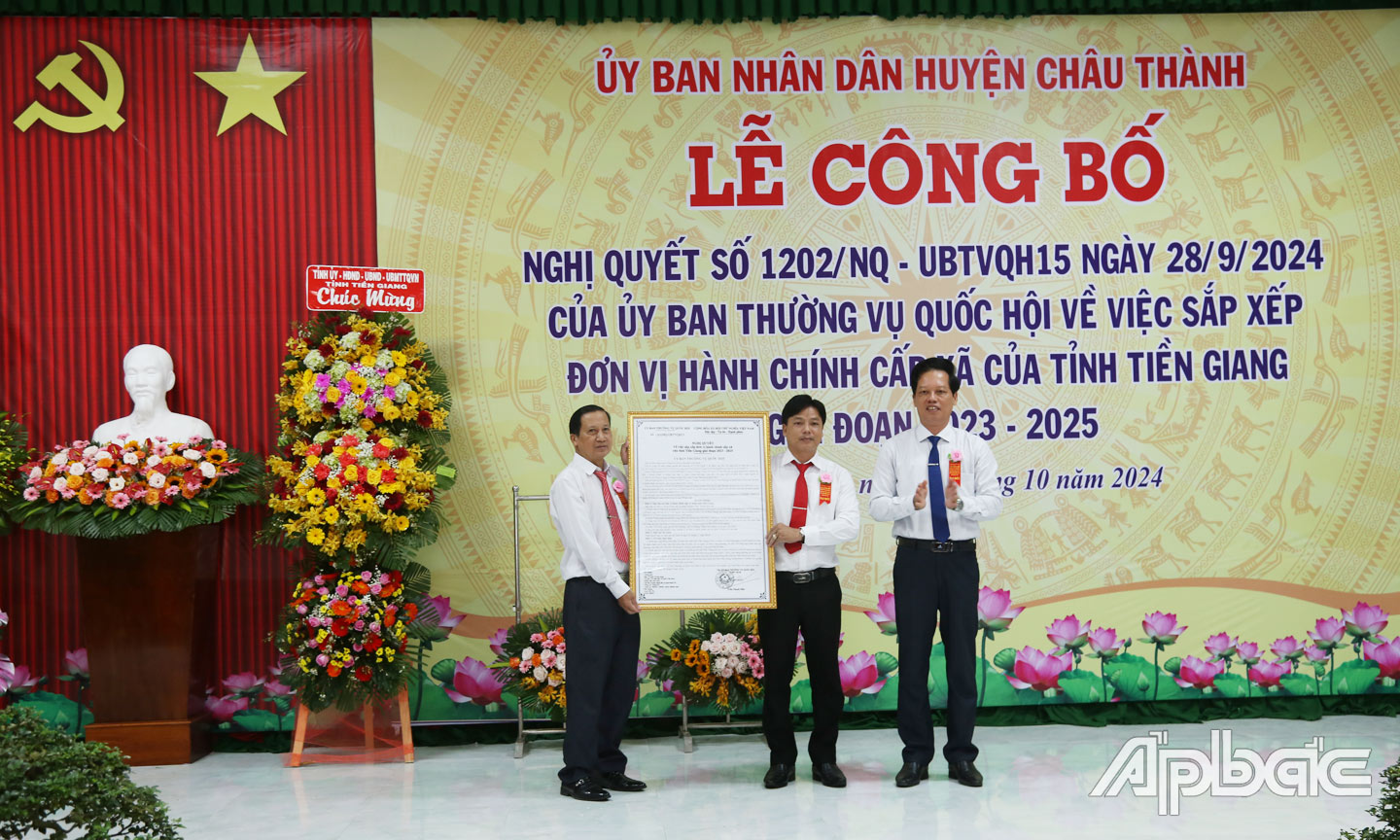 Đồng chí Nguyễn Thành Diệu trao Nghị quyết sắp xếp ĐVHC cấp xã cho xã Bình Trưng, huyện Châu Thành.