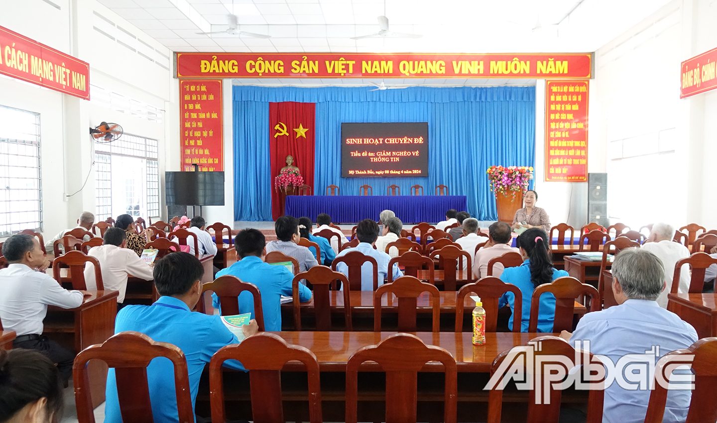 Tuyên truyền giảm nghèo về thông tin tại xã Mỹ Thành Bắc, huyện Cai Lậy.