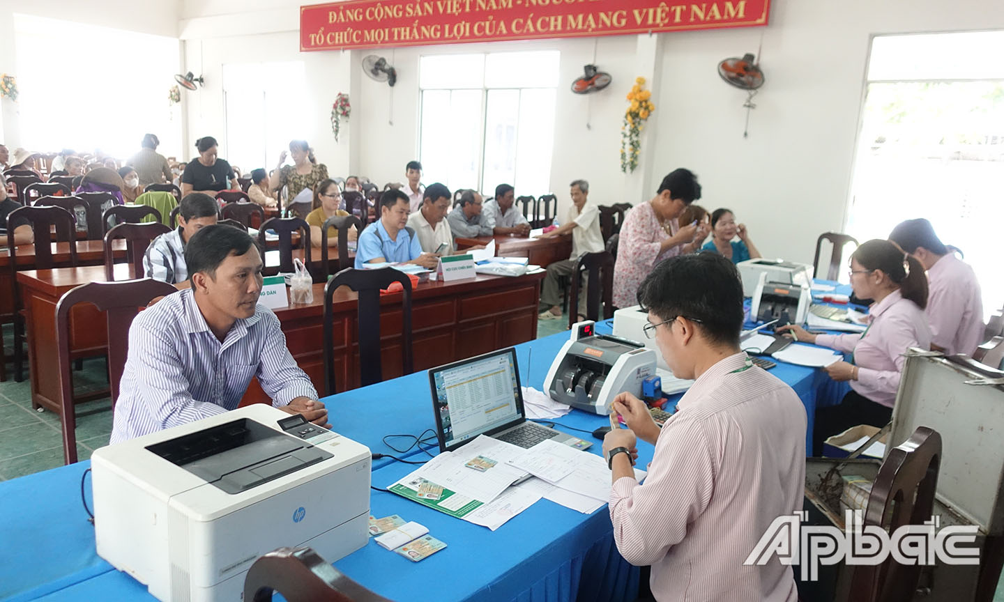 Phòng giao dịch Ngân hàng chính sách xã hội huyện Cai Lậy giải ngân vốn vay cho người dân tại thị trấn Bình Phú