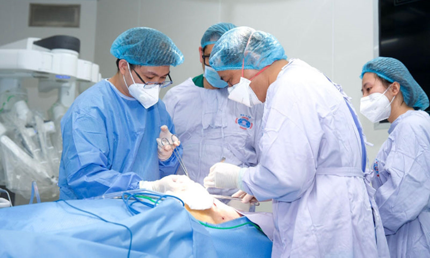 Một ca phẫu thuật tại Bệnh viện K. Ảnh: HÀ TRẦN 