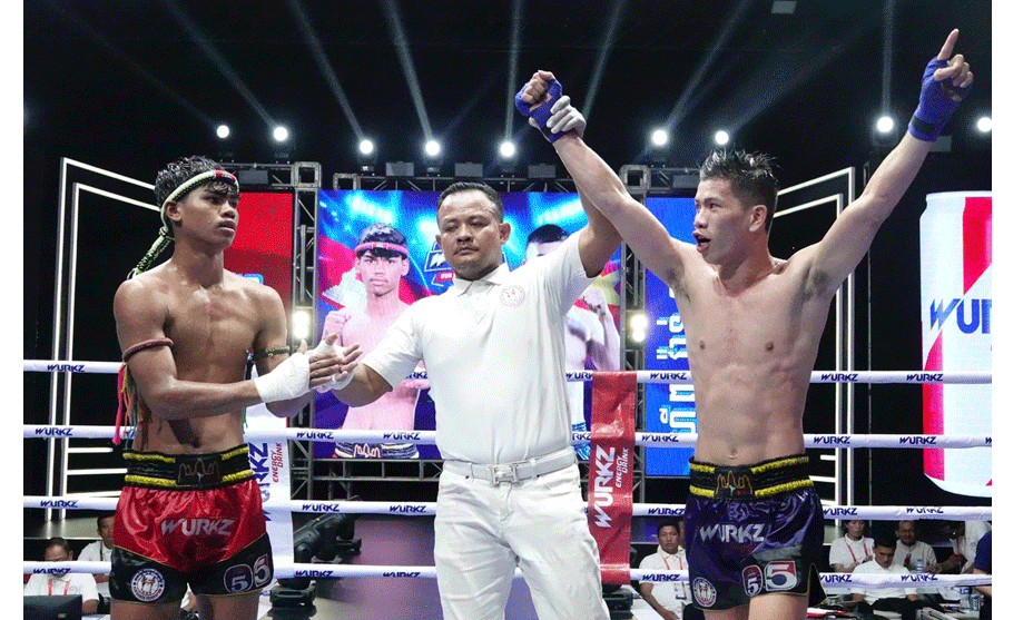 Đối thủ vỗ tay tán thưởng khi Huỳnh Văn Tuấn được công bố giành chiến thắng.