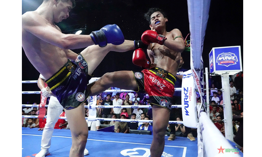 Võ sĩ Huỳnh Văn Tuấn áp đảo đối thủ.