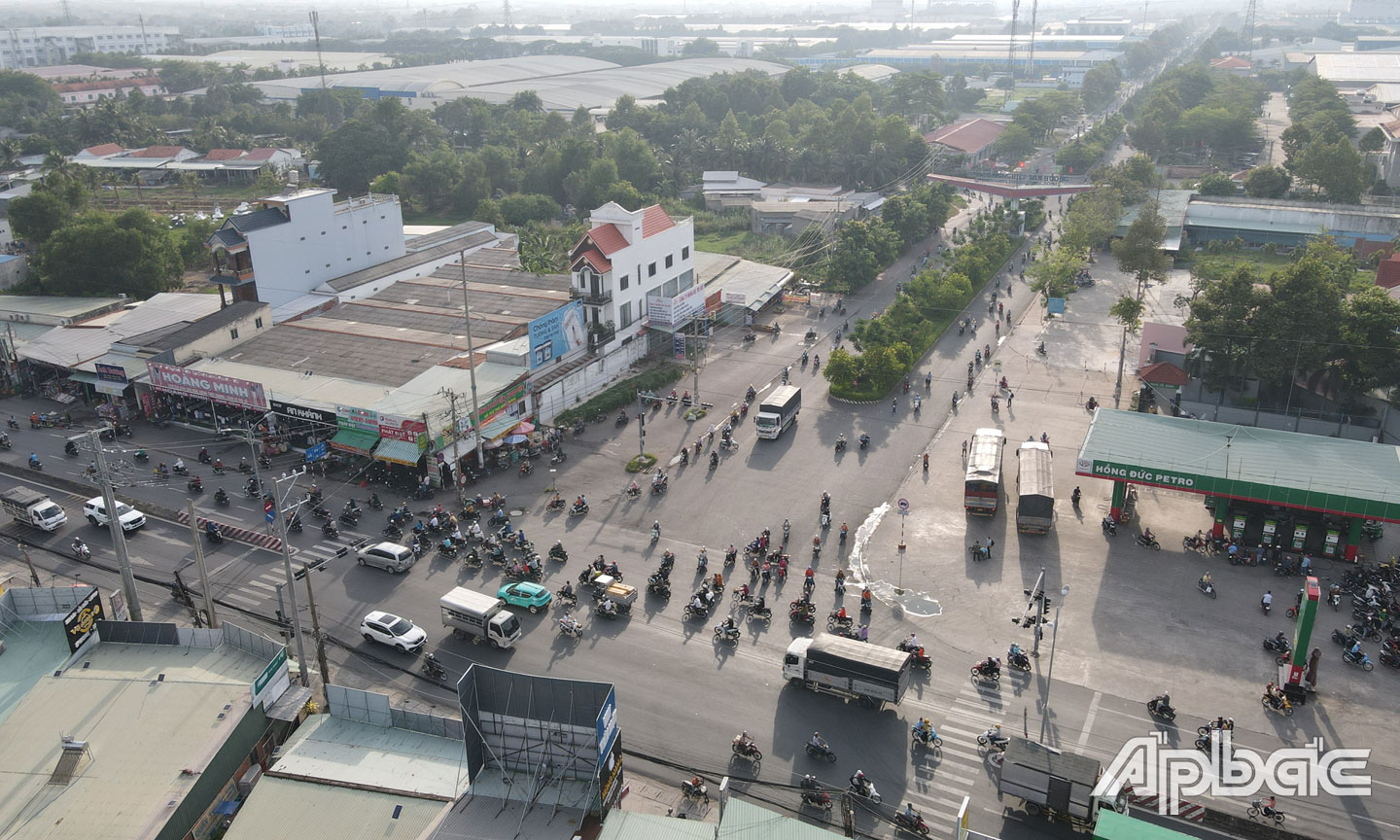 Nút giao cổng số 1 KCN Tân Hương - Quốc lộ 1 thường xuyên xảy ra ùn tắc giao thông.