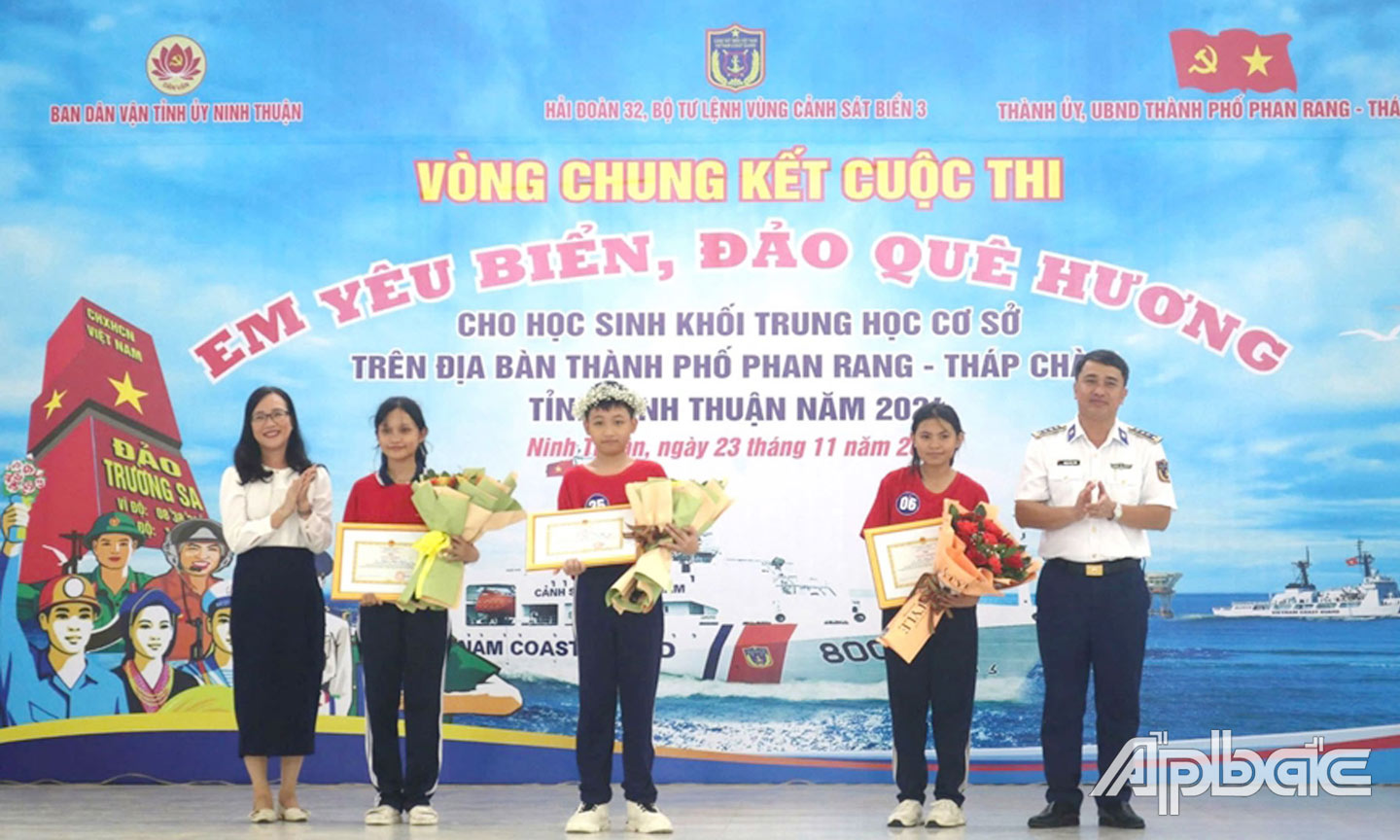 Ban tổ chức trao giải tặng các thí sinh đạt thành tích xuất sắc tại Cuộc thi.