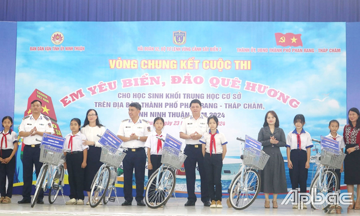 Hải đoàn 32 Cảnh sát biển tặng xe đạp cho các em học sinh nghèo vượt khó.