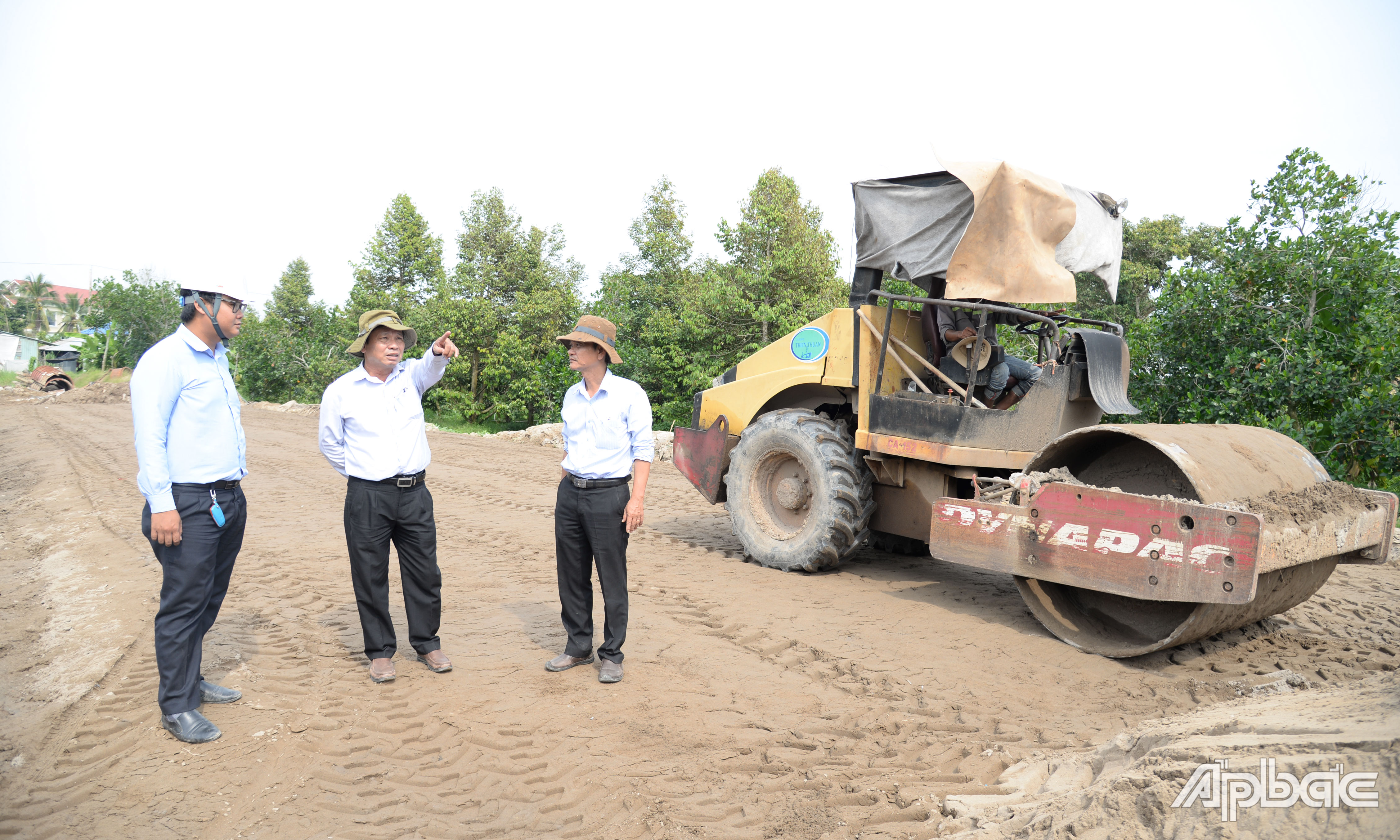 Đồng chí Trần Minh Trung kiểm tra tiến độ cầu Tân Phong.