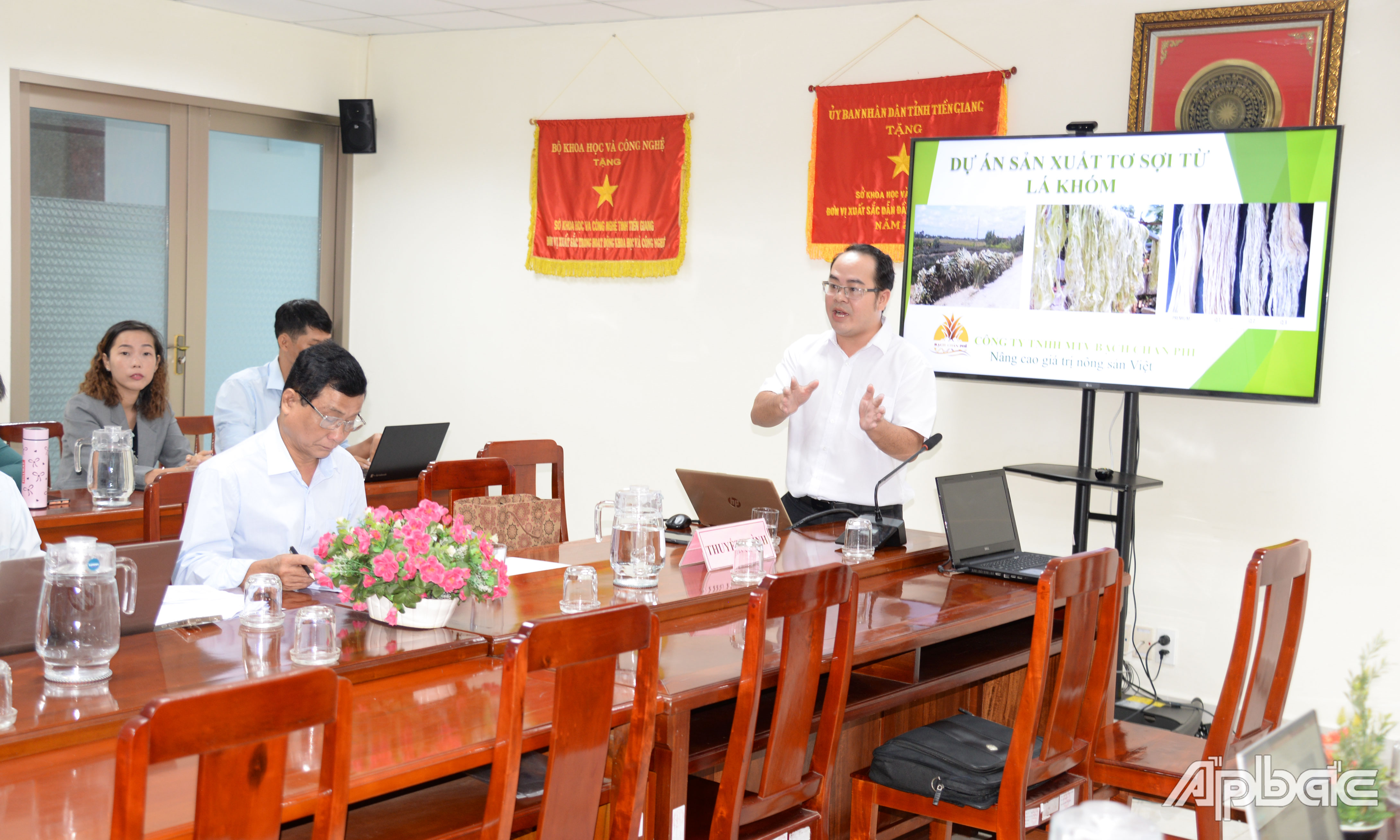 Tác giả dự án sản xuất tơ sợi từ lá khóm thuyết trình tại vòng bán kết.