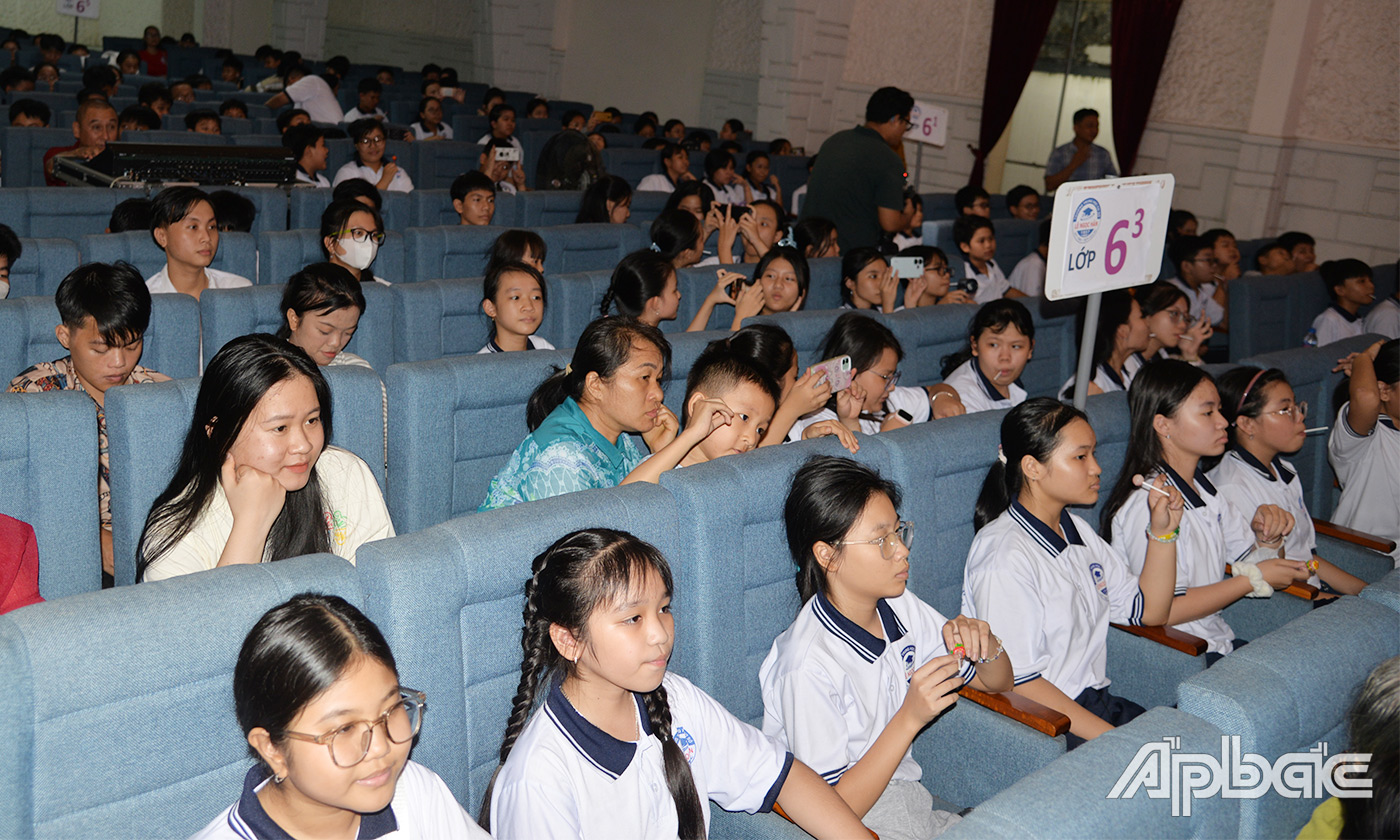 Chương trình thu hút đông đảo khán giả mộ điệu và học sinh sinh viên đến thưởng thức