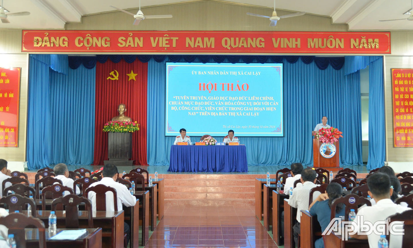 Quang cảnh Hội thảo “Tuyên truyền, giáo dục đạo đức liêm chính, chuẩn mực đạo đức, văn hóa công vụ đối với cán bộ, công chức, viên chức trong giai đoạn hiện nay”.