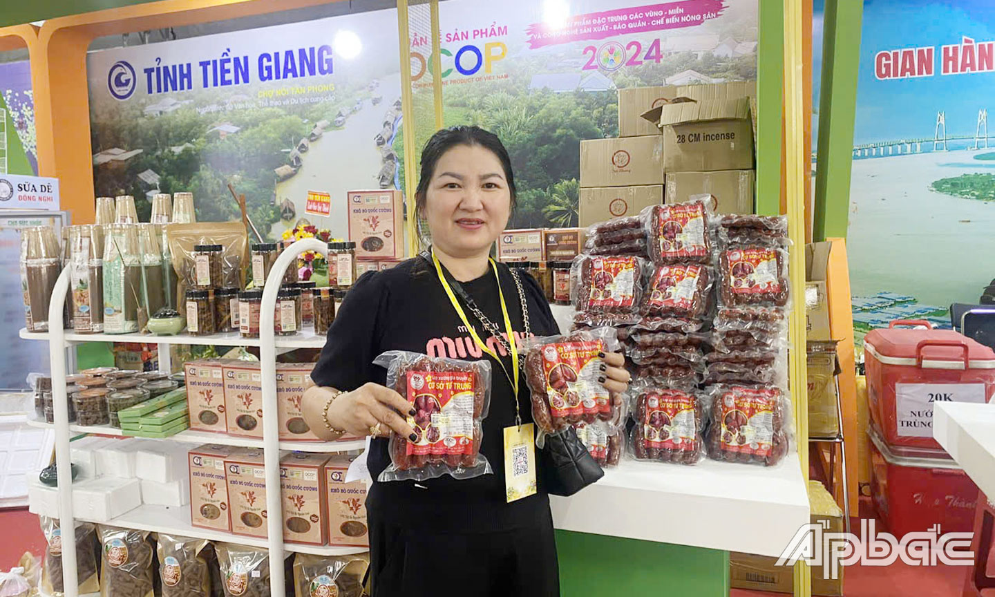 Bà Lê Thị Kim Ngân, chủ hộ kinh doanh lạp xưởng gia truyền Tư Trung tham gia trưng bày sản phẩm lạp xưởng trong Tuần lễ sản phẩm OCOP năm 2024 tại  Công viên Văn hóa Lê Thị Riêng, quận 10, TP. Hồ Chí Minh.