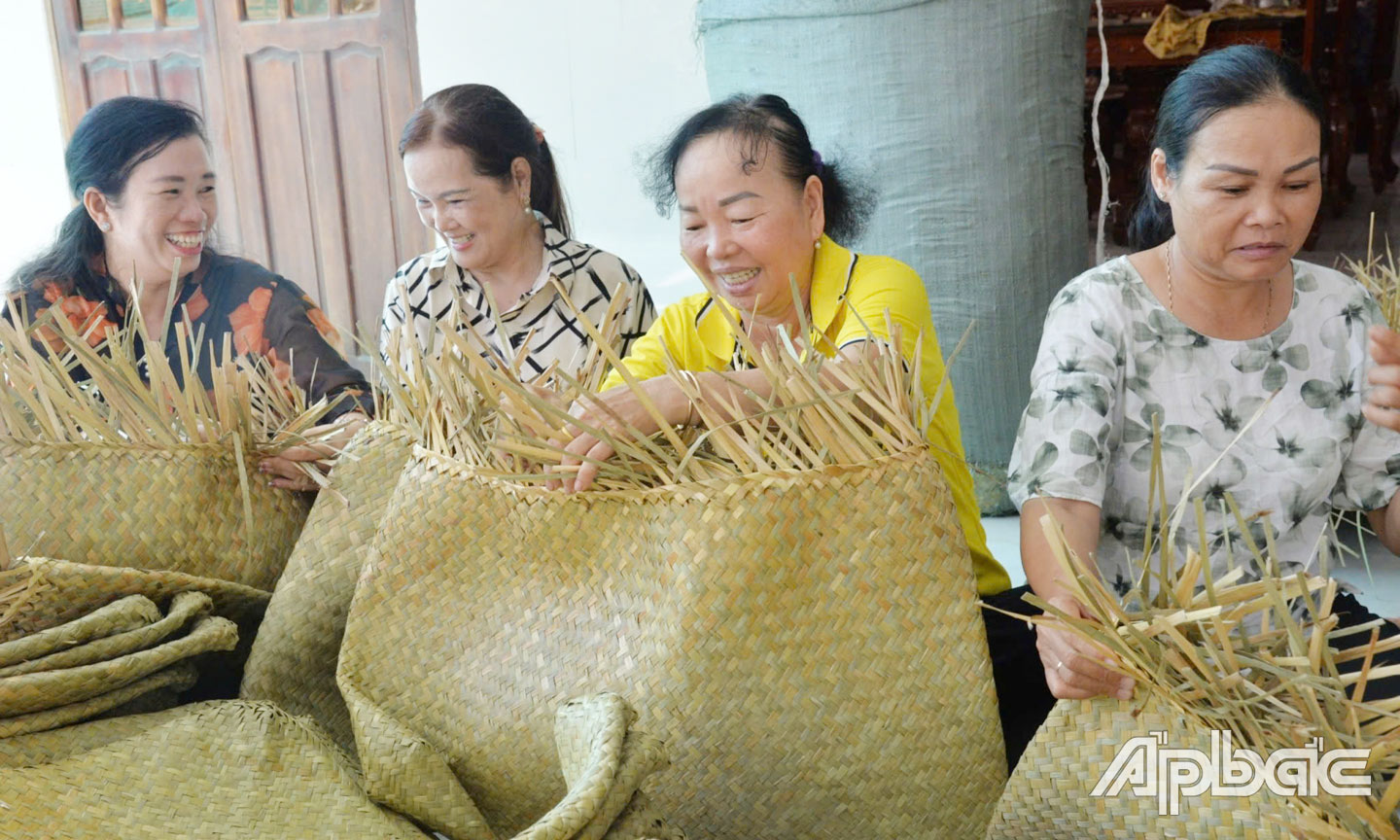 Tổ liên kết phụ nữ đan sản phẩm bàng xã Tân Hòa Thành, huyện Tân Phước đã tạo việc làm ổn định cho nhiều PN nông thôn.