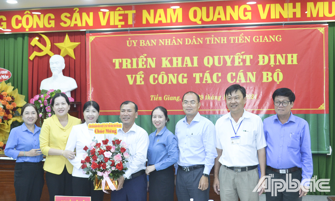 Các đại biểu tham dự hội nghị chụp ảnh lưu niệm.