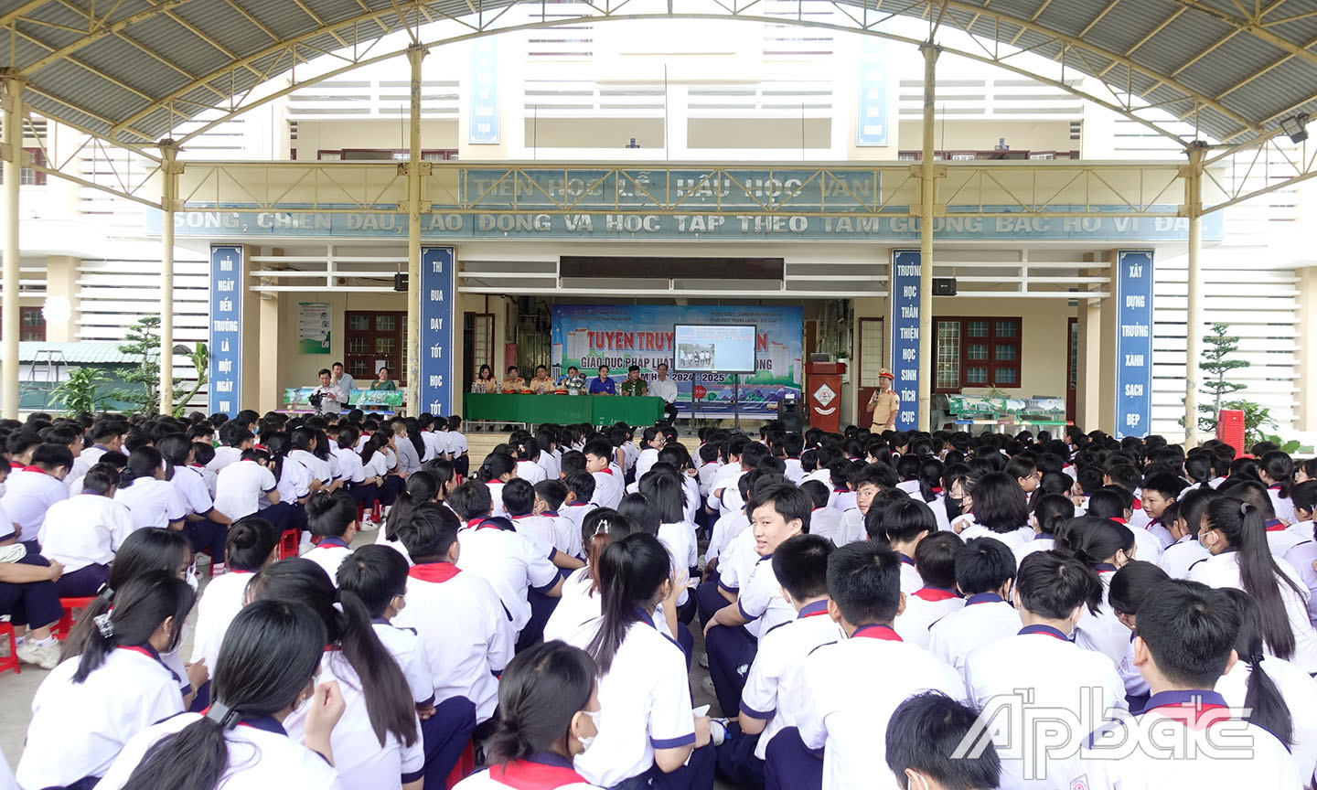 Tuyên truyền an toàn giao thông cho học sinh tại trường THCS Đoàn Thị Nghiệp (thị trấn Bình Phú, huyện Cai Lậy).