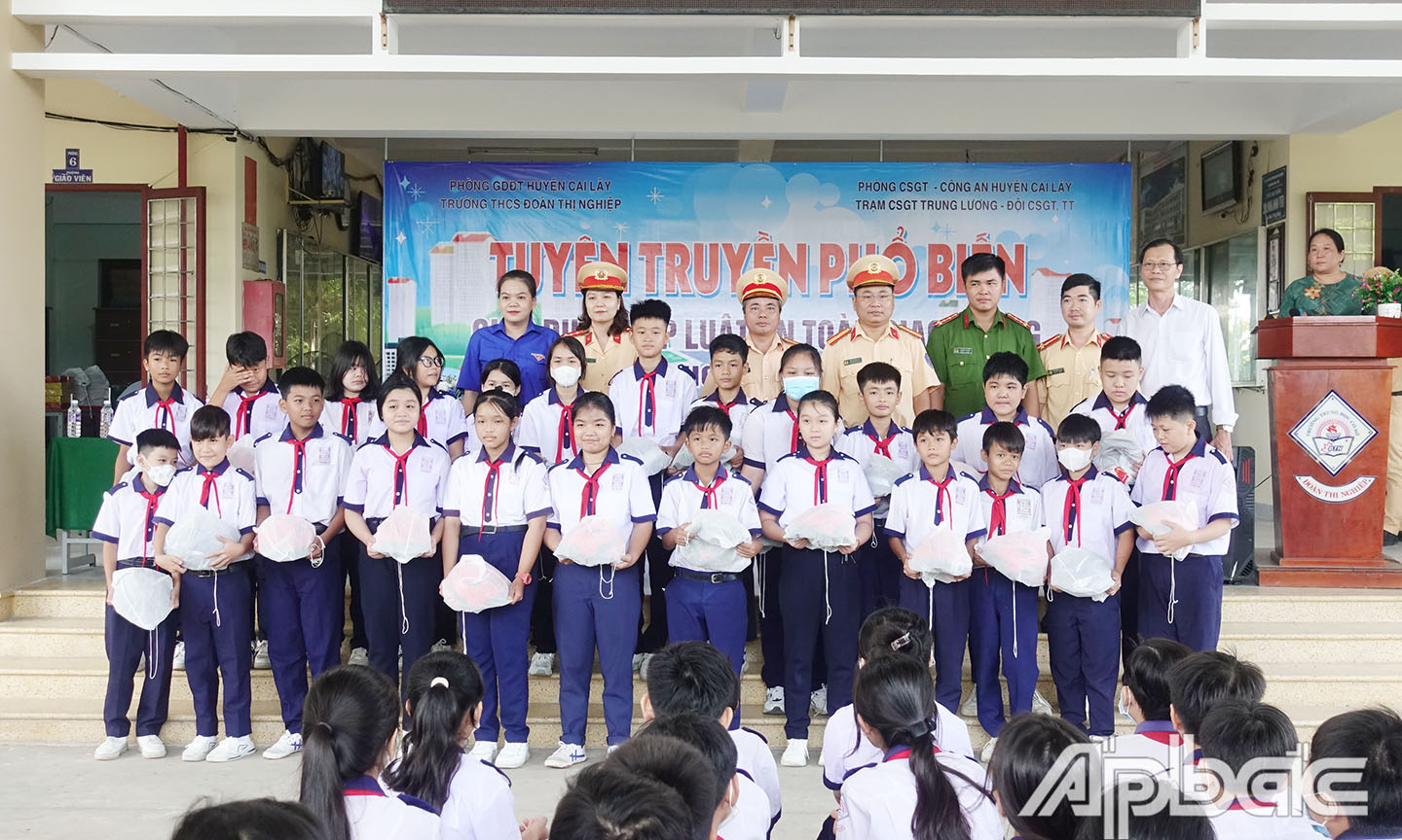 Trạm Cảnh sát giao thông Trung Lương, Đội Cảnh sát giao thông – Trật tự Công an huyện Cai Lậy phối hợp trường THCS Đoàn Thị Nghiệp tuyên truyền ATGT và tặng nón bảo hiểm cho học sinh.