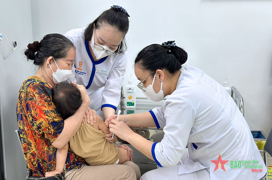 Tiêm vaccine phòng sởi tại Hệ thống tiêm chủng VNVC. Ảnh: PHONG LAN 