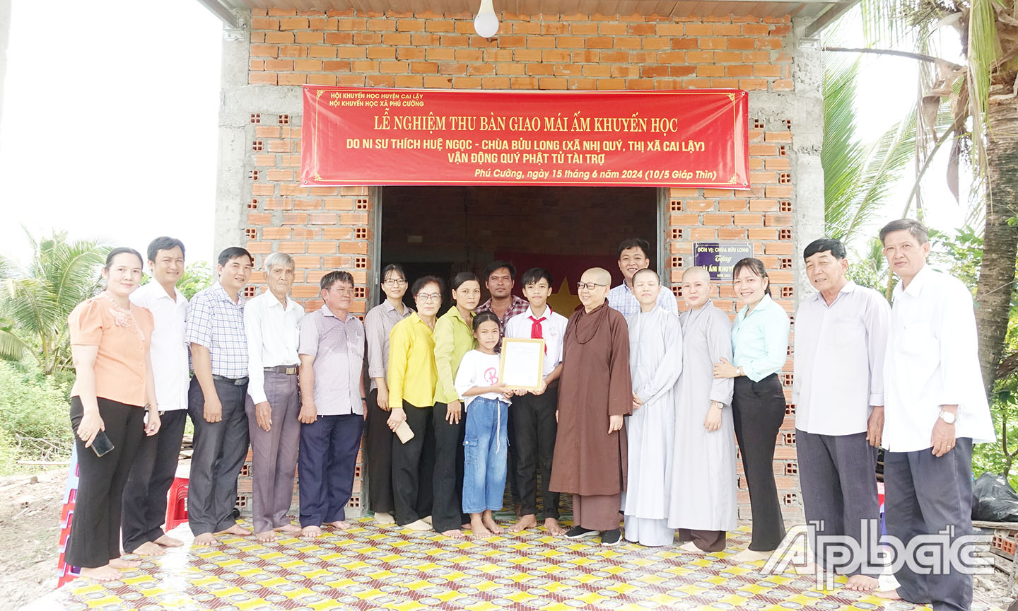 Bàn giao mái ấm khuyển học tại xã Phú Cường.