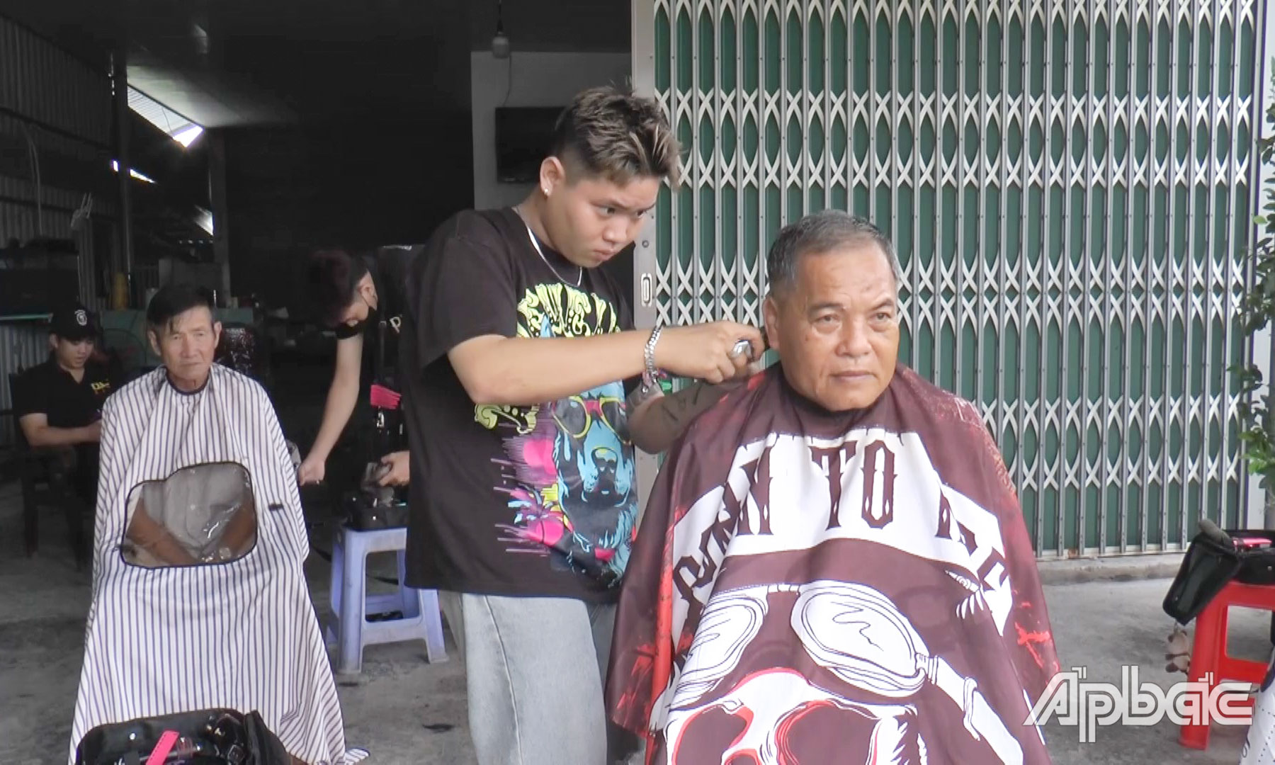 Nhiều người dân đến hớt tóc miễn phí.