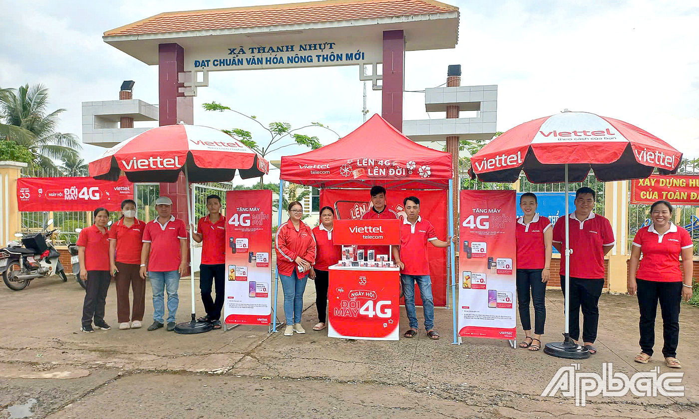 Viettel Tiền Giang hỗ trợ người dân nâng cấp lên điện thoại 4G tại xã Thạnh Nhựt.