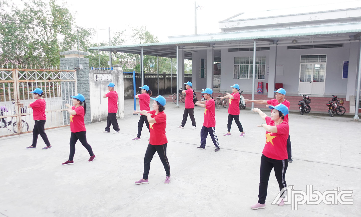 CLB Thể dục dưỡng sinh xã Phú An tập luyện tại Nhà văn hóa xã