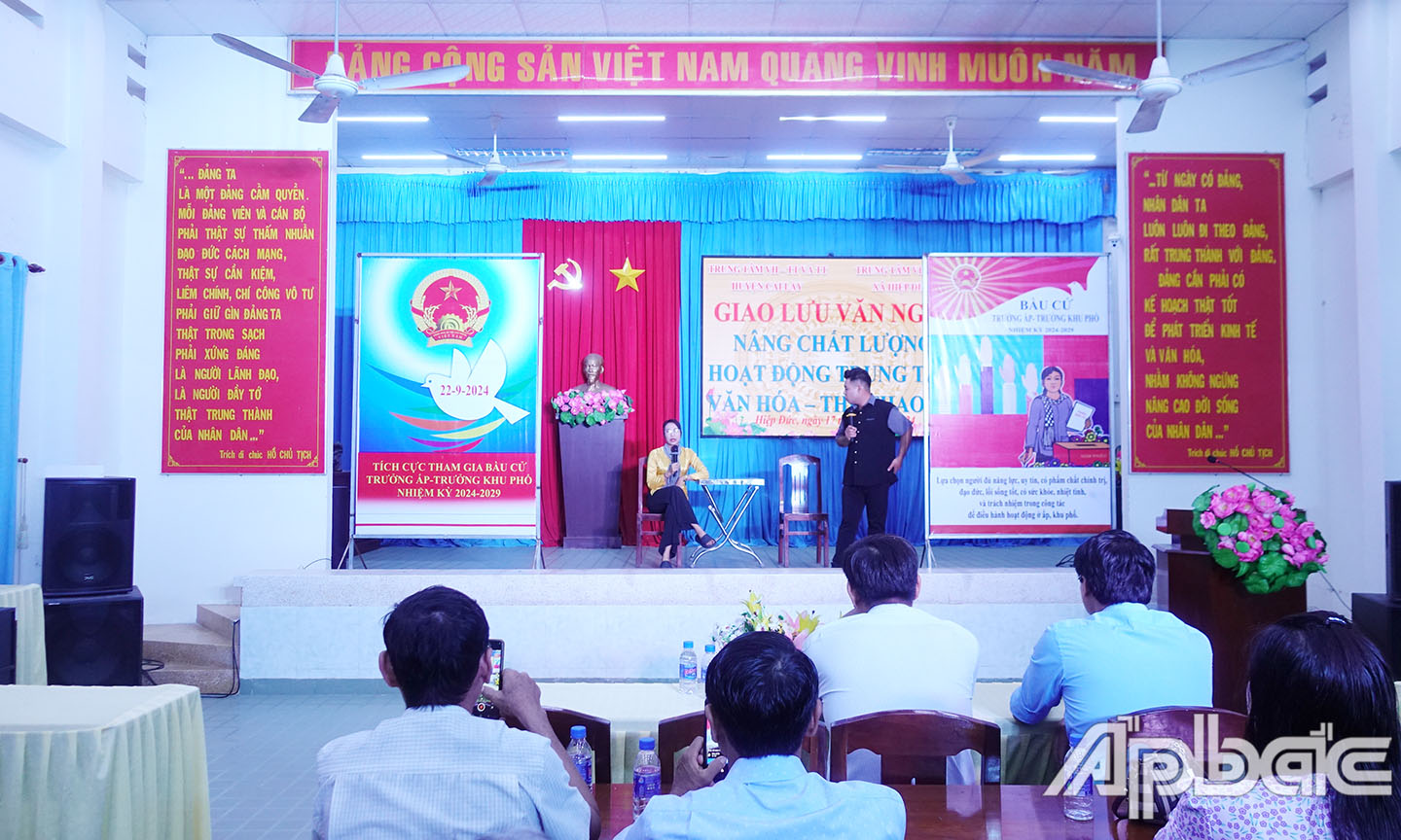 Phục vụ văn nghệ tuyên truyền cuộc bầu cử trưởng ấp, trưởng khu phố nhiệm kỳ 2024 - 2026 tại Nhà văn hóa xã Hiệp Đức