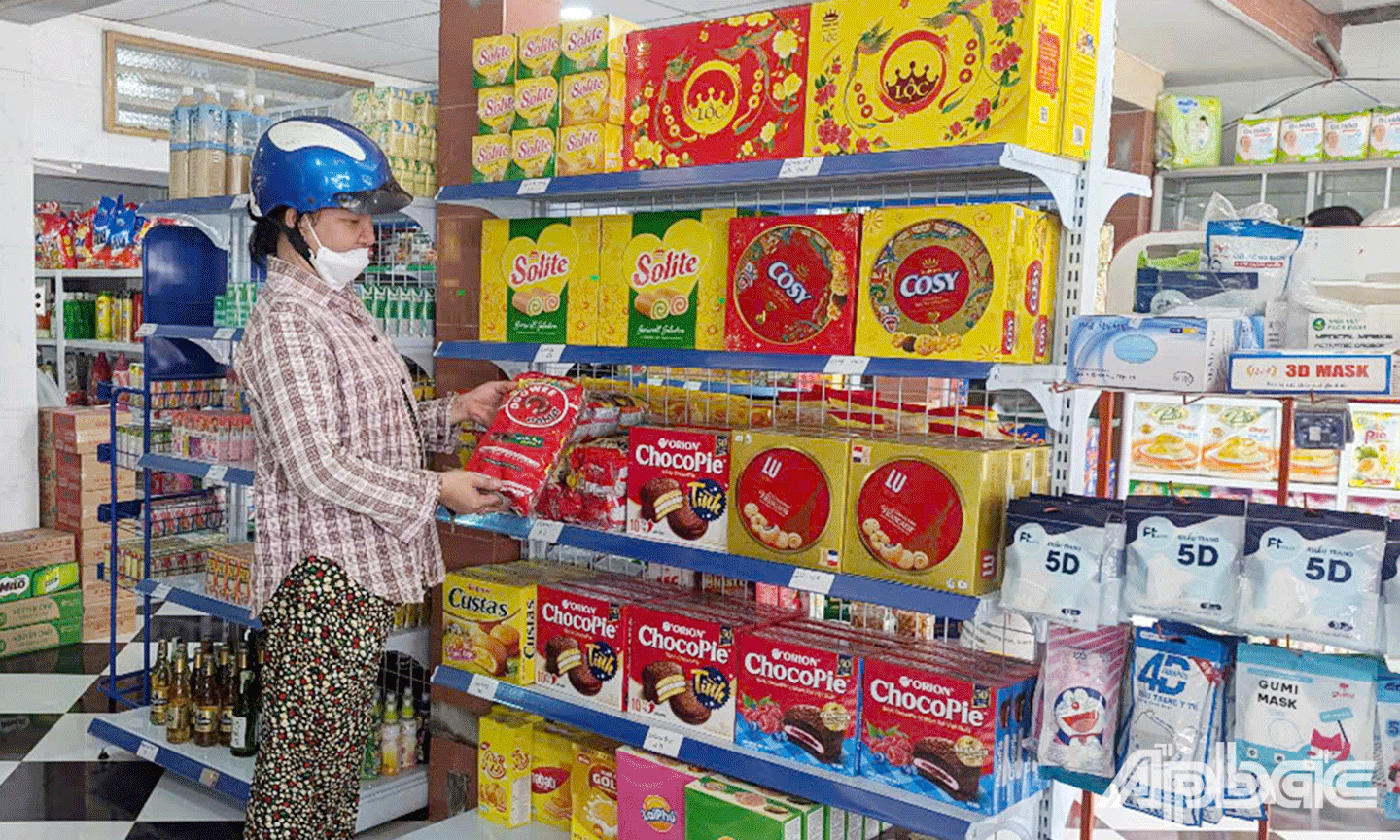 Người dân mua sắm tại Điểm bán hàng Việt 