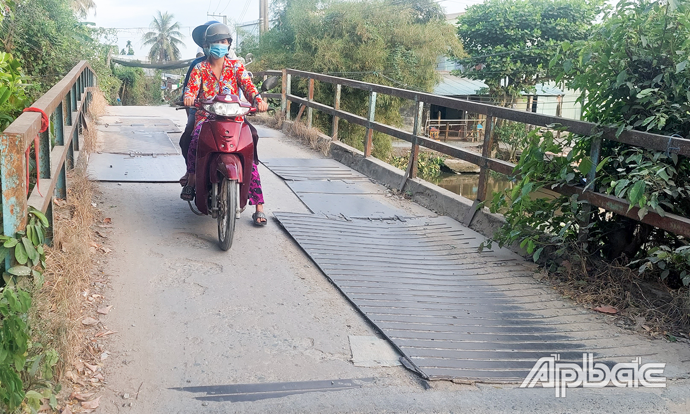 Đã có rất nhiều trường hợp người dân bị té khi đi qua những tấm thép trên cầu Bà Rằng.