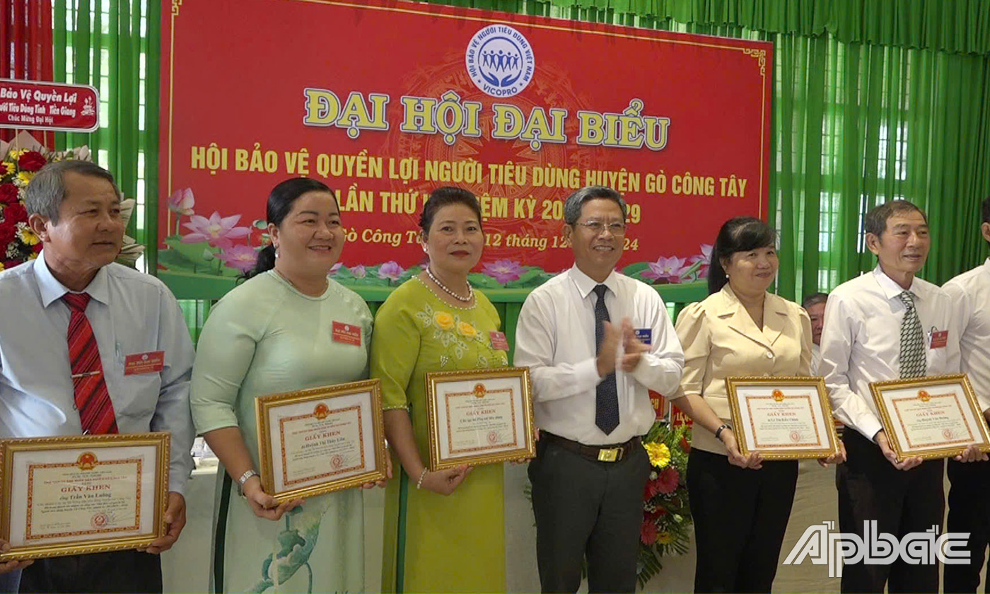 UBND huyện Gò Công Tây khen thưởng cho 2 tập thể và 5 cá nhân đã có thành tích tiêu biểu trong công tác Hội Bảo vệ Quyền lợi Người tiêu dùng huyện Gò Công Tây nhiệm kỳ qua.