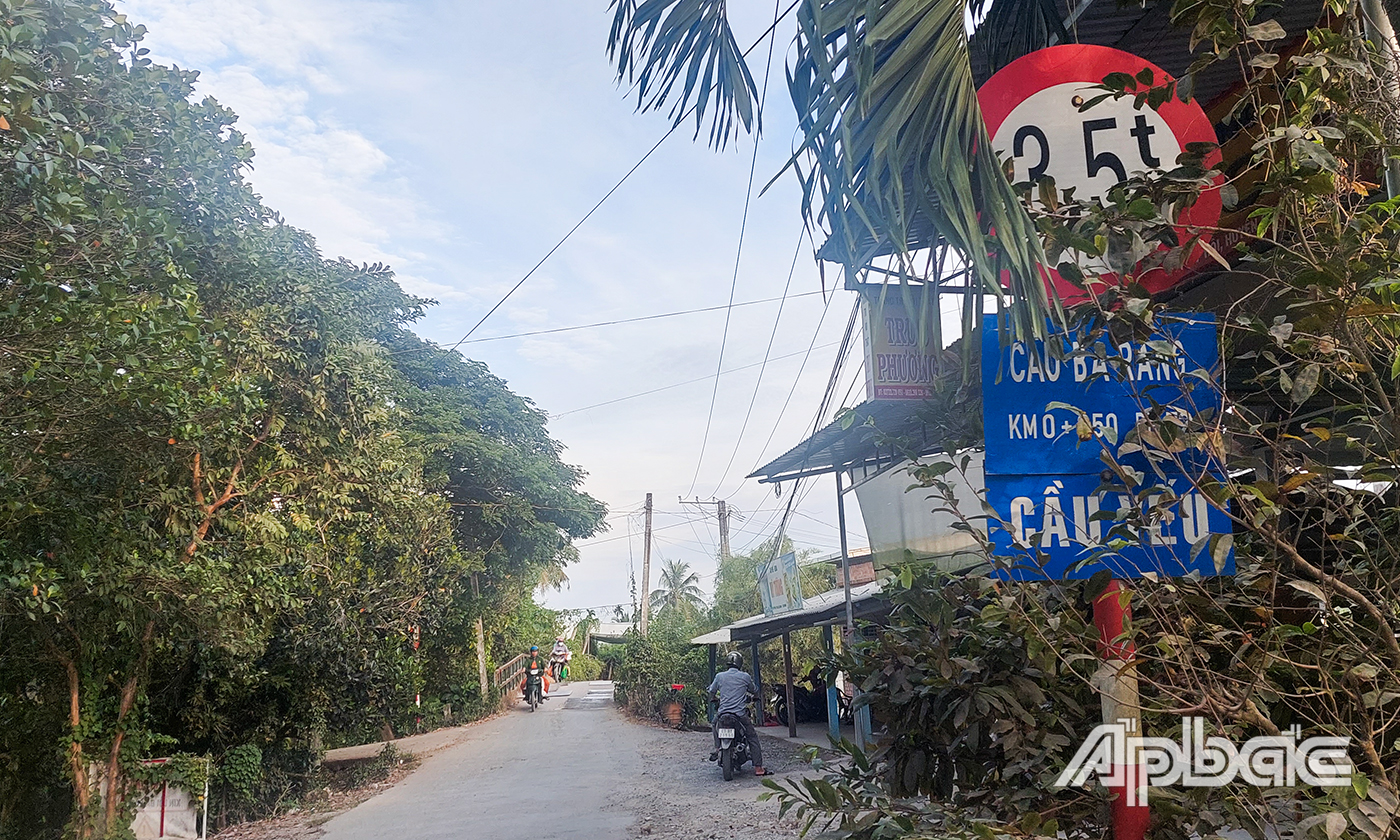 Cầu yếu, xuống cấp nhưng phải gồng mình chịu đựng xe tải nặng hàng chục tấn. 