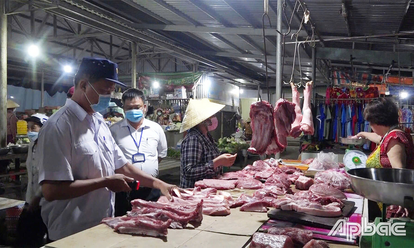 Đoàn kiểm tra liên ngành huyện kiêm tra K tra ve chất lượng hàng hóa và an toàn thực phẩm tại các chợ