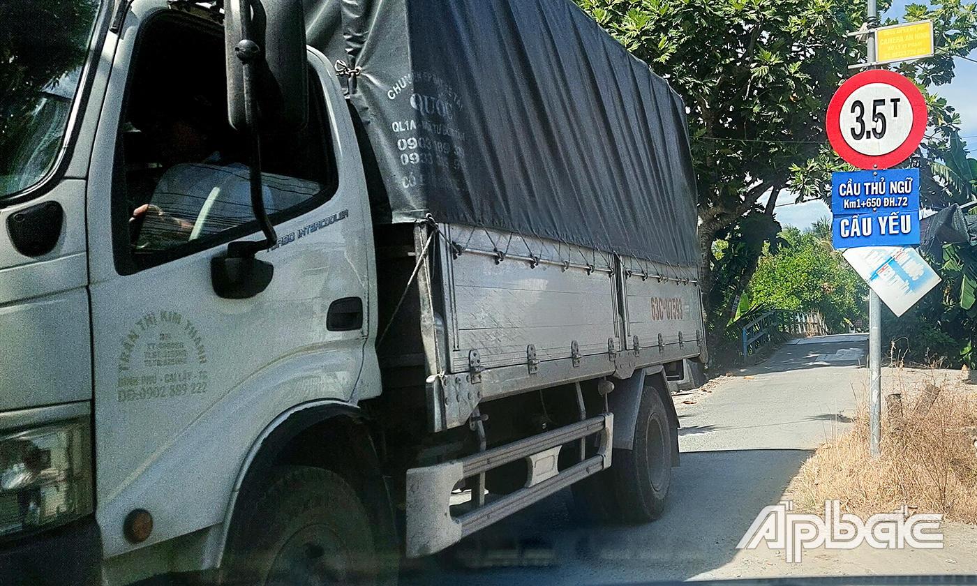 Xe tải lưu thông qua cầu Thủ Ngữ.