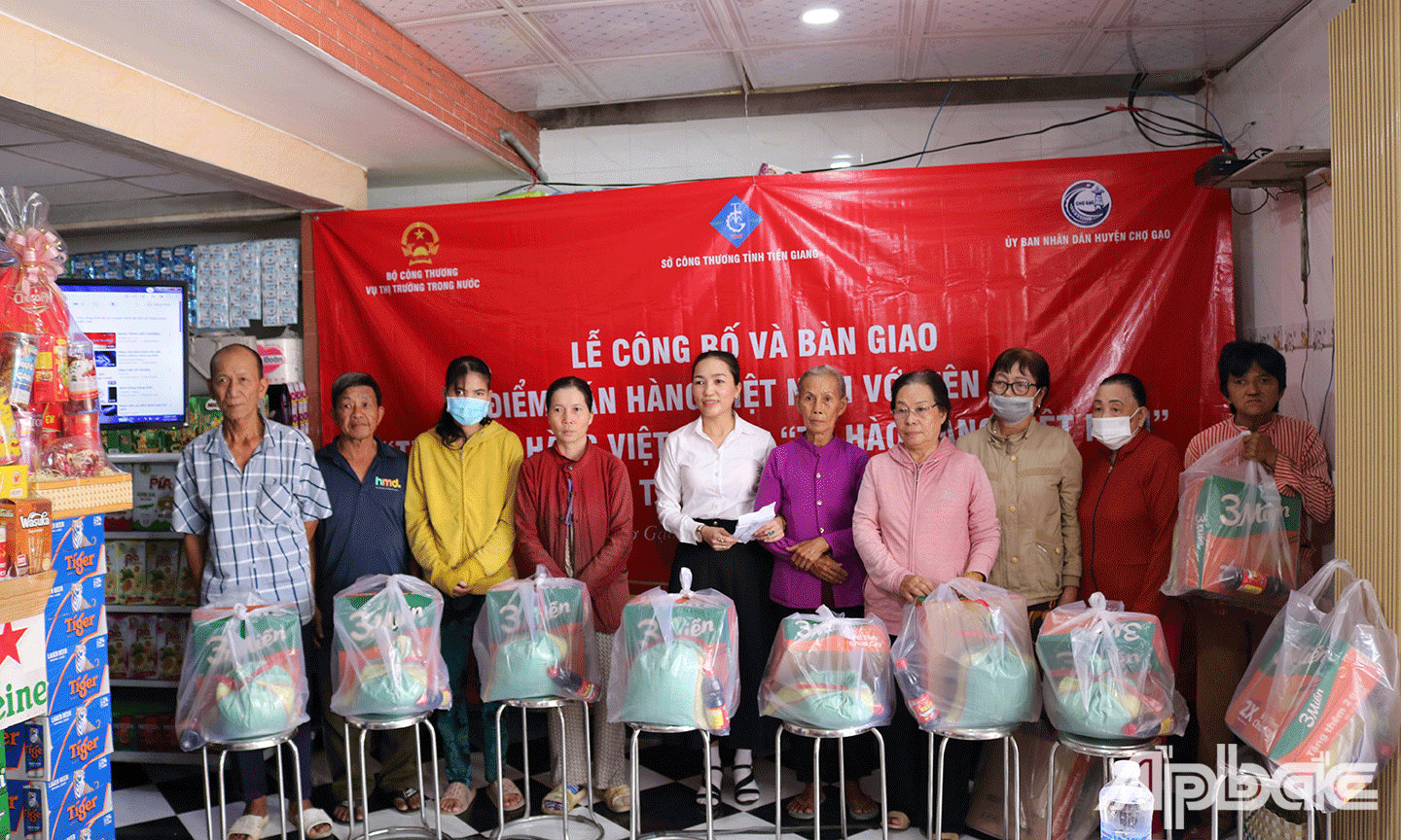 Hộ kinh doanh Nguyễn Dương Dung đã trao quà cho 10 hộ nghèo trên địa bàn xã Tân Bình Thạnh