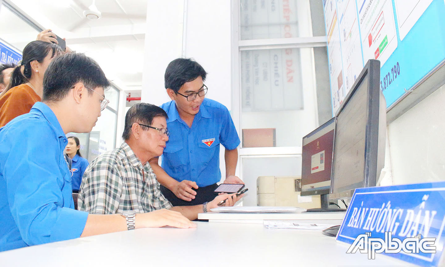 Đoàn viên, thanh niên hướng dẫn người dân tiếp cận, thao tác trên cổng dịch vụ công trực tuyến.