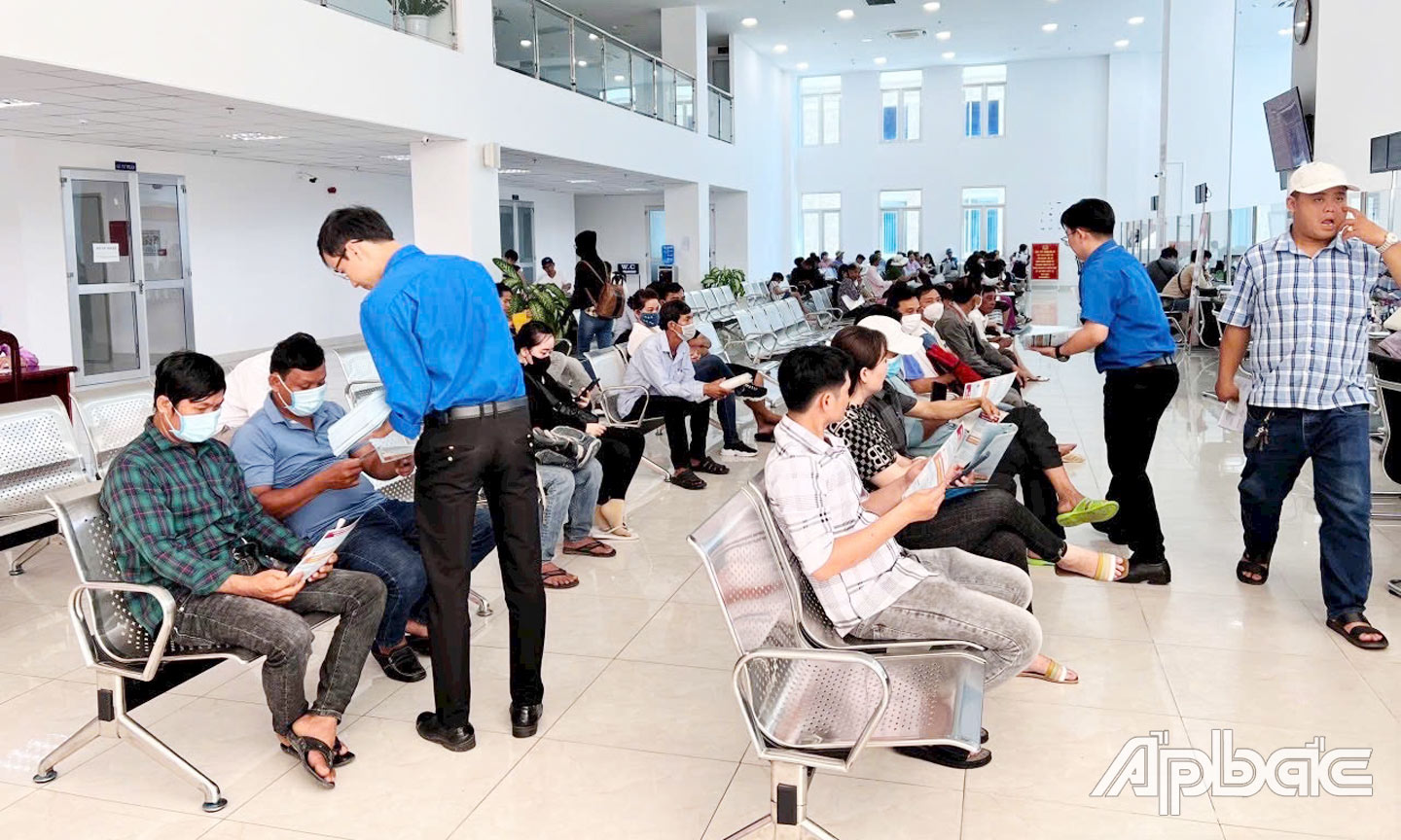 Tiền Giang đã và đang đẩy mạnh CCHC trên địa bàn tỉnh đạt kết quả cao. (Trong ảnh: Cán bộ, đoàn viên, thanh niên các sở, ngành thường xuyên tuyên truyền, hướng dẫn người dân thực hiện các TTHC).