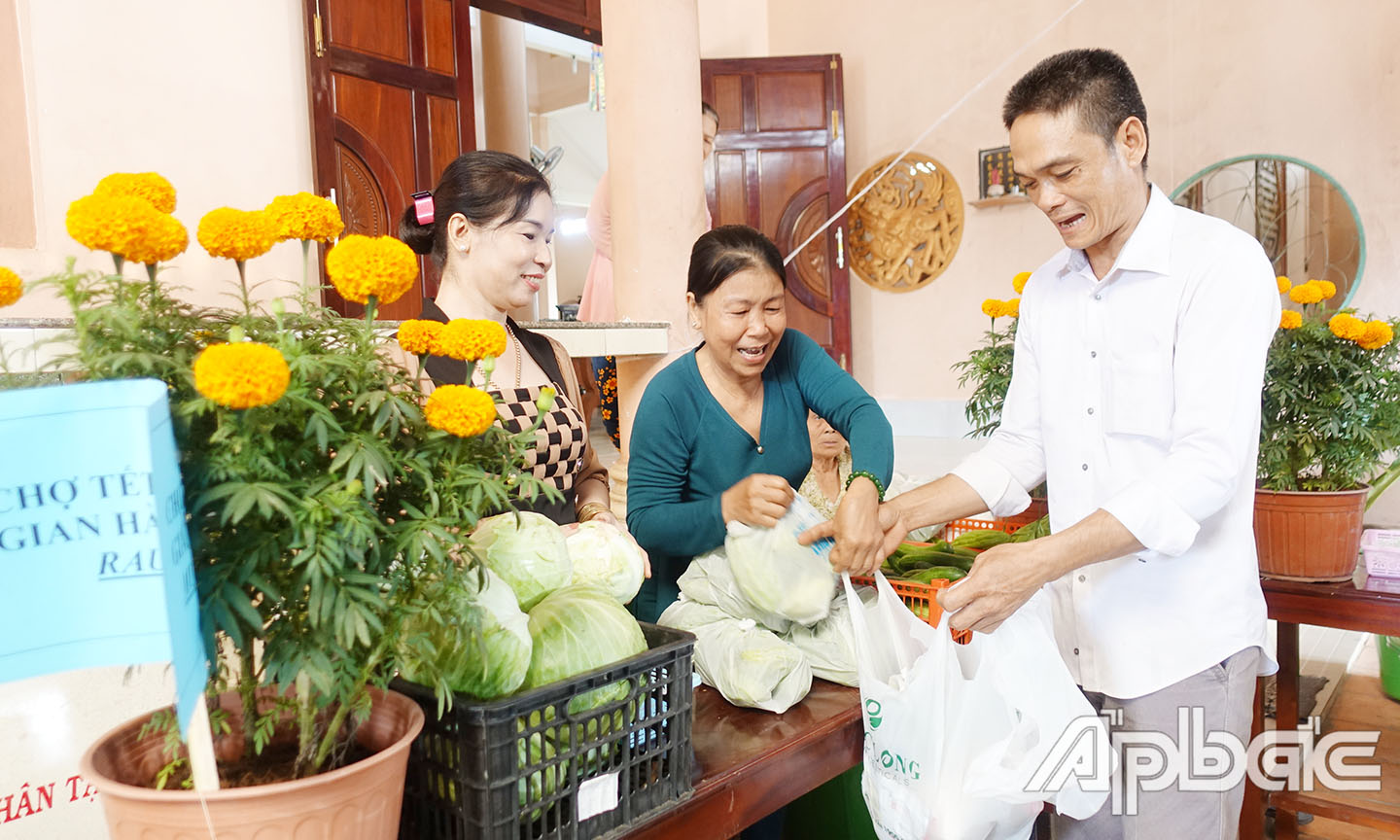 Mô hình Chợ Tết 0 đồng trao quà cho người dân xã Ngũ Hiệp