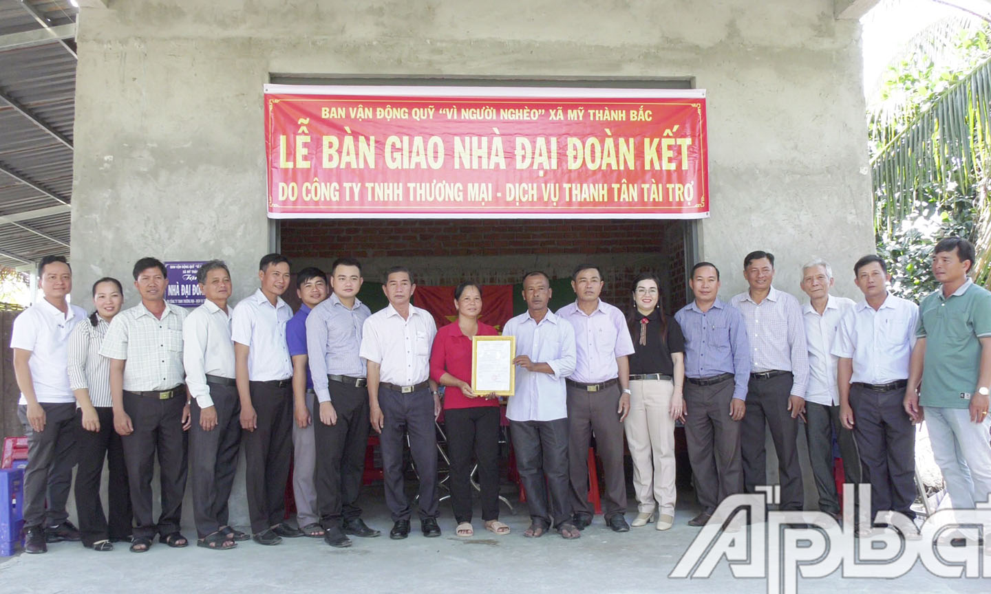 Bàn giao nhà đại đoàn kết cho gia đình anh Trần Văn Ngọc, ấp 5, xã Mỹ Thành Bắc, huyện Cai Lậy